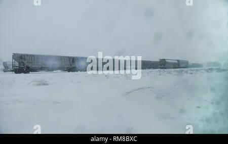 Les wagons de fret dans le blizzard de l'hiver. Banque D'Images