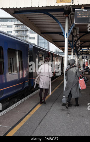 Les passagers qui prennent un train dans une gare anglaise Banque D'Images