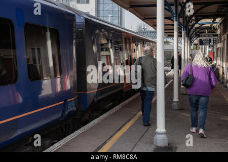 Les passagers qui prennent un train dans une gare anglaise Banque D'Images