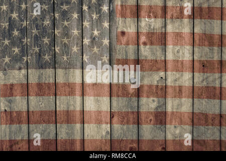 S'est évanoui drapeau américain peint sur le côté de l'old weathered barn background Banque D'Images