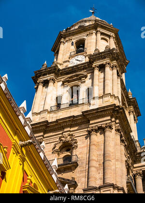 Palais Épiscopal, Plaza Obispo et vue sur la cathédrale de Málaga bell et tour de l'horloge, Andalousie, Espagne Banque D'Images