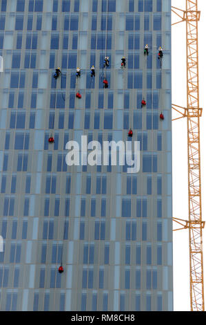 Un groupe de pays asiatiques de vitres en charge par cordes d'escalade dans le centre financier de Dubaï aux Émirats arabes unis, (EAU). Banque D'Images