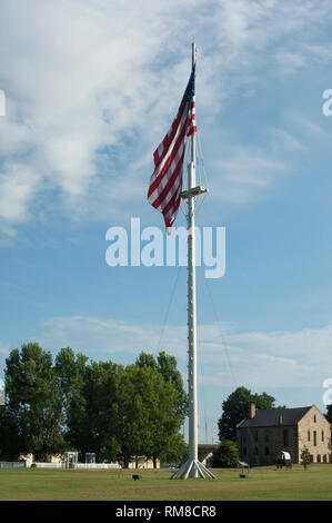 Nous énorme drapeau sur la place d'armes, lieu historique national de Fort Smith, Arkansas. Photographie numérique Banque D'Images