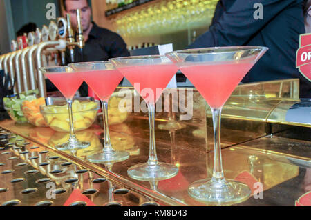 Glasserack,verres de cocktail bar à vin verres, verres à vin, des bars à cocktails dans une ligne Banque D'Images