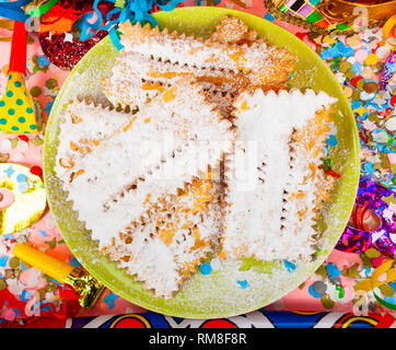 Ou Chiacchiere Cenci, dessert typiquement italien pour le carnaval. Ils sont frits et couvert de sucre en poudre. Banque D'Images