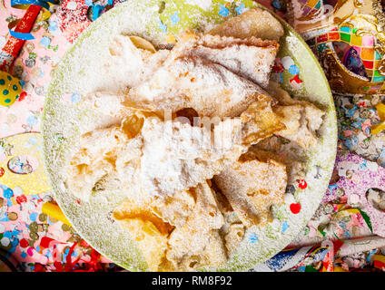 Ou Chiacchiere Cenci, dessert typiquement italien pour le carnaval. Ils sont frits et couvert de sucre en poudre. Banque D'Images