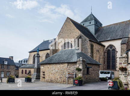 Paimpont War Memorial et l'abbaye de Paimpont, Ille et Vilaine, Bretagne, France, Banque D'Images