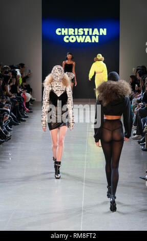 New York, NY - 12 Février 2019 : Model piste pour Christian Cowan collection Automne/Hiver Printemps à Studios Banque D'Images