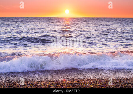 Paysage mauve avec vue sur la mer et le coucher de soleil sur l'océan. soir. de beaux paysages avec sunrise over sea vue panoramique Banque D'Images