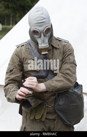 Un homme portant un masque à gaz russe GP-5 avec le tuyau, filtre, et l'opérateur Banque D'Images