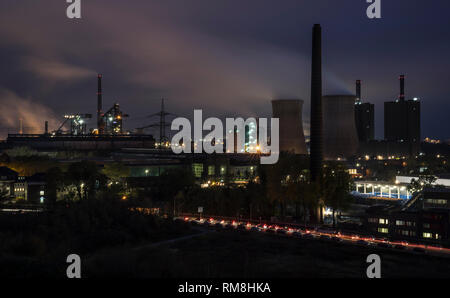 Paysage industriel dans la nuit. Banque D'Images