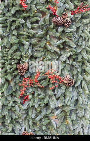 Cônes de sapins et décorations berry Banque D'Images