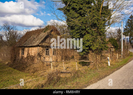 Maisons traditionnelles abandonnées dans le petit village de Suvoj dans Sisak-Moslavina County, le centre de la Croatie Banque D'Images