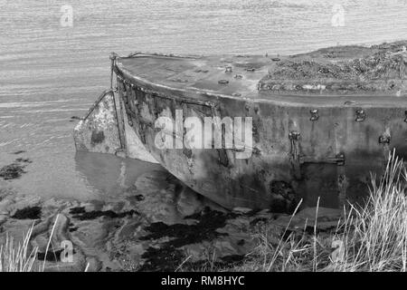 Grave yard navires coincé dans une boue et coulé, noir et blanc Banque D'Images