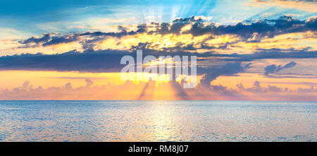 Beau panorama sur la mer paysage avec un coucher de soleil. ciel du soir avec des nuages sur l'océan. ciel avec nuages vue panoramique Banque D'Images