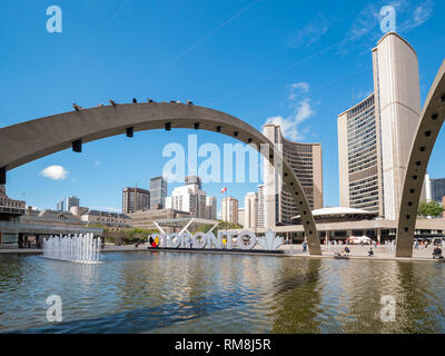 Toronto, le 29 SEPT : Fontaine au Nathan Phillips Square de Toronto et de signer, à l'hôtel de ville du 29 sept, 2018 à Toronto, Canada Banque D'Images