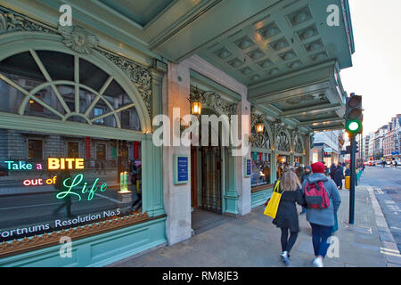 PICCADILLY LONDRES Fortnum and Mason AFFICHER LA FENÊTRE DE L'EXTÉRIEUR ET ENTRÉE PRINCIPALE Banque D'Images