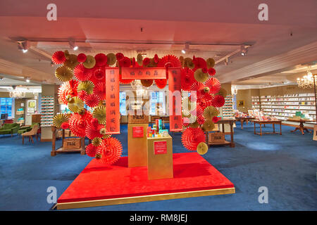 PICCADILLY LONDRES Fortnum and Mason INTÉRIEUR AFFICHAGE ROUGE POUR LE NOUVEL AN CHINOIS 2019 Banque D'Images