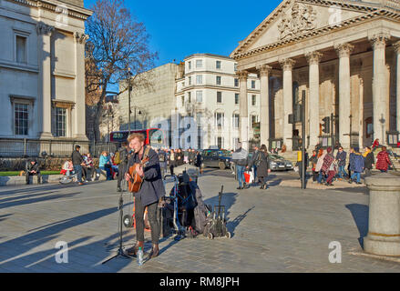 TRAFALGAR SQUARE LONDRES chanteur ou musicien AMBULANT EN DEHORS DE ST MARTIN IN THE FIELDS Banque D'Images