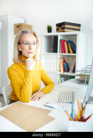 Femme pensive Manager Banque D'Images