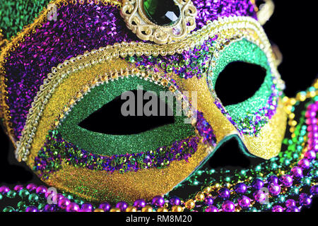 Masque bouffon close up avec des perles sur un fond noir. Banque D'Images