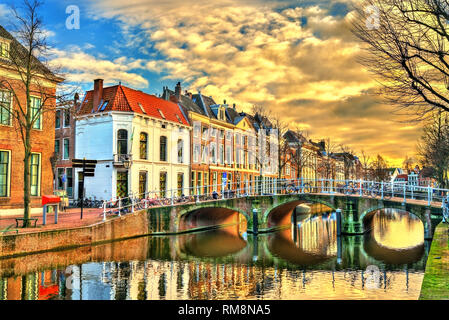 Le Steenschuur Doelenbrug pont sur le canal à Leiden, Pays-Bas Banque D'Images