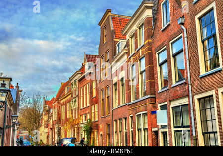 Maisons traditionnelles néerlandaises sur une rue de Leyde, Pays-Bas Banque D'Images