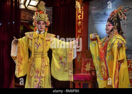 CANTON, CHINE - circa 2019 février : Les chanteurs de l'opéra cantonnais au cours de leur performance. Sens du texte chinois est : la bénédiction et la prospérité. Banque D'Images