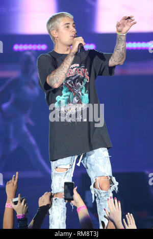Chanteur Justin Bieber est montré sur scène pendant un concert en direct de l'apparence. Banque D'Images