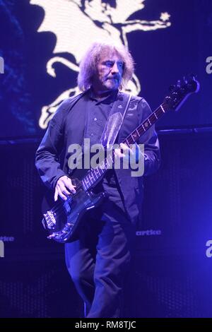 Le bassiste Geezer Butler est montré sur scène pendant un concert 'live' apparence avec Black Sabbath. Banque D'Images