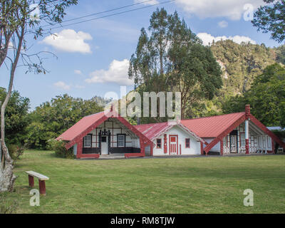 La réunion de trois maisons sculptées wharenui Hikurangi Wharerata, Poutama et te Waiherehere Koriniti, Marae, fleuve Whanganui, Nouvelle-Zélande Banque D'Images