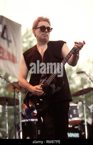 Blondie le guitariste Chris Stein est montré sur scène pendant un concert de Blondie. Banque D'Images