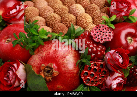 Maison unique composé de bouquet comestible des fruits rouges et de fleurs isolé sur fond blanc. Close-up Banque D'Images