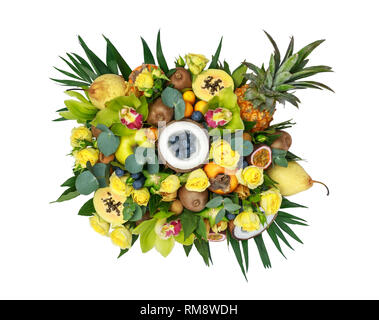 Boîte en bois avec plein de fruits exotiques et de fleurs isolé sur fond blanc. Vue d'en haut Banque D'Images