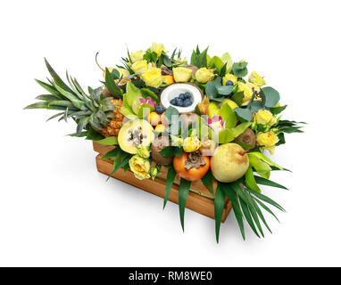 Boîte en bois avec plein de fruits exotiques et de fleurs isolé sur fond blanc comme modèle pour carte de souhaits Banque D'Images