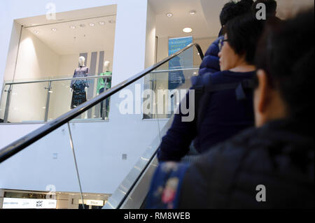 Shoppers vu un escalator d'équitation jusqu'à la section de la jure femmes John Lewis flagship sur Oxford Street, au centre de Londres. Le 15 février marque la sortie de la première les chiffres des ventes au détail mensuelles de l'année (janvier) à partir de la UK's Office for National Statistics. Les chiffres de décembre ont révélé une baisse de 0,9 pour cent des ventes du mois précédent, qui a enregistré une hausse de 1,4  % largement attribué à l'impact de la 'Black Friday' traite encourageant à l'heure des achats de Noël. Plus généralement, avec un potentiel non-deal départ de l'UE de plus en plus en plus continue de saper la coopération des consommateurs Banque D'Images