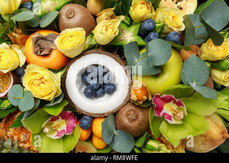 Boîte en bois avec plein de fruits exotiques et de fleurs en cadeau. Close-up Banque D'Images