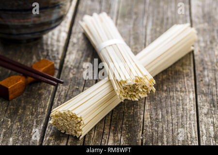 Nouilles udon brutes sur la vieille table en bois. Banque D'Images