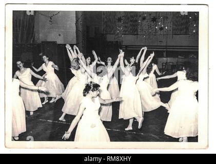 Une photo rétro montre des danseuses féminines. Club de danse féminin. Photographie en noir et blanc. 1960s Banque D'Images