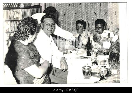 Des photos d'époque montrent des jeunes mariés et des invités de mariage assis à une table de mariage. Photographie rétro en noir et blanc. 1970s Banque D'Images