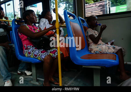 Tanzanie Daressalaam, nouveau système de transport public, de transport en commun rapide Dar DART est un système de transport en commun rapide par autobus avec Golden Dragon chinois les bus, système en ligne avec les stations construites par l'entreprise de construction autrichien Strabag International GmbH , financé par la Banque Africaine de Développement BAD, la Banque mondiale Banque mondiale et le Gouvernement de la Tanzanie Banque D'Images