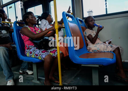 Tanzanie Daressalaam, nouveau système de transport public, de transport en commun rapide Dar DART est un système de transport en commun rapide par autobus avec Golden Dragon chinois les bus, système en ligne avec les stations construites par l'entreprise de construction autrichien Strabag International GmbH , financé par la Banque Africaine de Développement BAD, la Banque mondiale Banque mondiale et le Gouvernement de la Tanzanie Banque D'Images