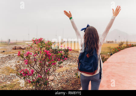 Young woman traveler ouvre les bras et se sentir heureux aller visiter l'Egypte. Fille qui marche sur l'excursion. Concept de voyage Banque D'Images