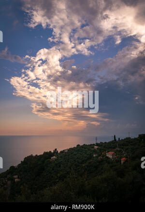 Recco, Gênes, Italie. Beau Soleil colorés sur la mer vu de la montagne de la Ligurie. Nuages dans le ciel Banque D'Images