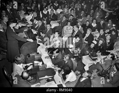 La première dame Eleanor Roosevelt parle devant une foule à Chicago, ca. 1944. Banque D'Images