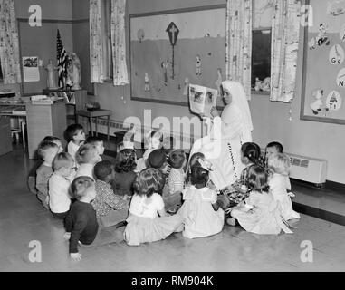 Une religieuse catholique enseigne à une classe de première année sur le côté sud de Chicago, ca. 1962. Banque D'Images