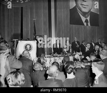 Le Président Lyndon Johnson est applaudie après un discours à Chicago dans le cadre d'un grand portrait de JFK, ca. 1964. Banque D'Images