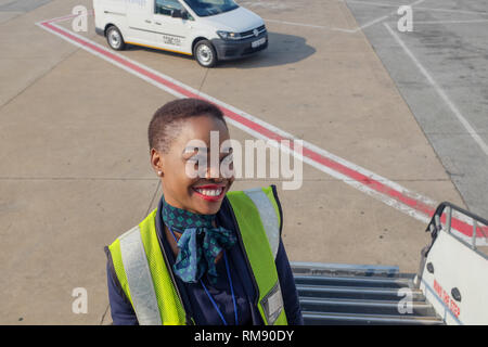 Employé d'une compagnie aérienne se tient sur les étapes menant à un vol British Airways de Johannesburg à Cape Town après les passagers sont à bord. Banque D'Images