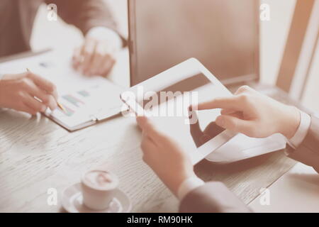 Close up.l'homme d'affaires utilise une tablette numérique Banque D'Images