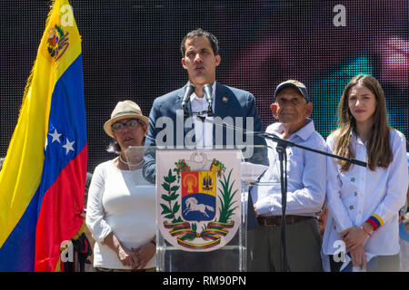 Juan Guaidó, président par intérim de la République du Venezuela, prend la parole à la concentration. Mars et a appelé à ce rassemblement Mardi, 12 février, par jua Banque D'Images